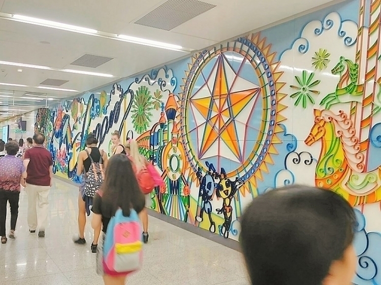 북경놀이공원(北京欢乐谷) 지하철역의 화려한 벽면
